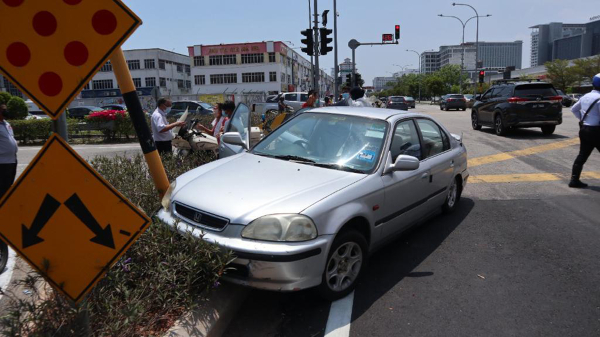 死者驾驶本田Civic前往双岛城方向，撞上安全岛上的红绿灯柱。