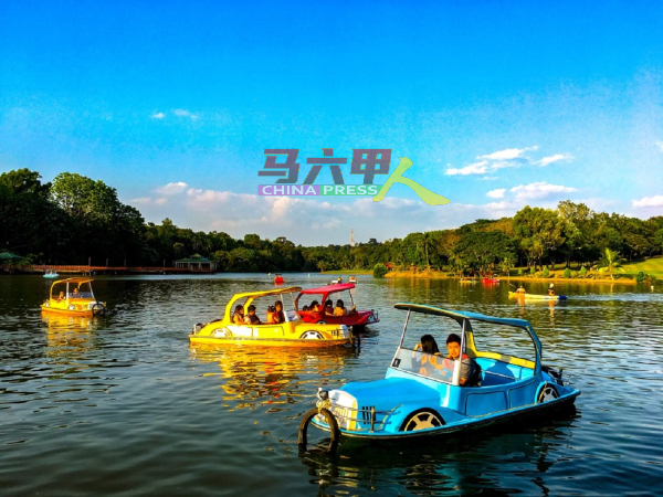 许多公众趁周末与公共假期，到马六甲爱极乐湖体验电动船。