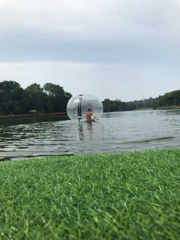 水上漂浮气球也是游客喜爱的活动之一。