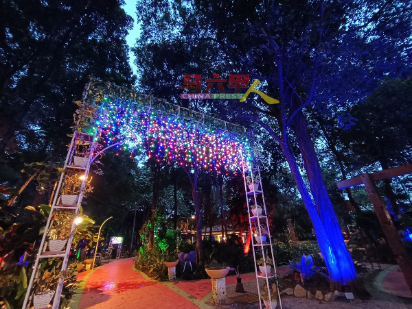 马六甲千花园夜间灯光提升工程近乎完成，4月1日起将开放让公众在夜晚到来参观休闲。