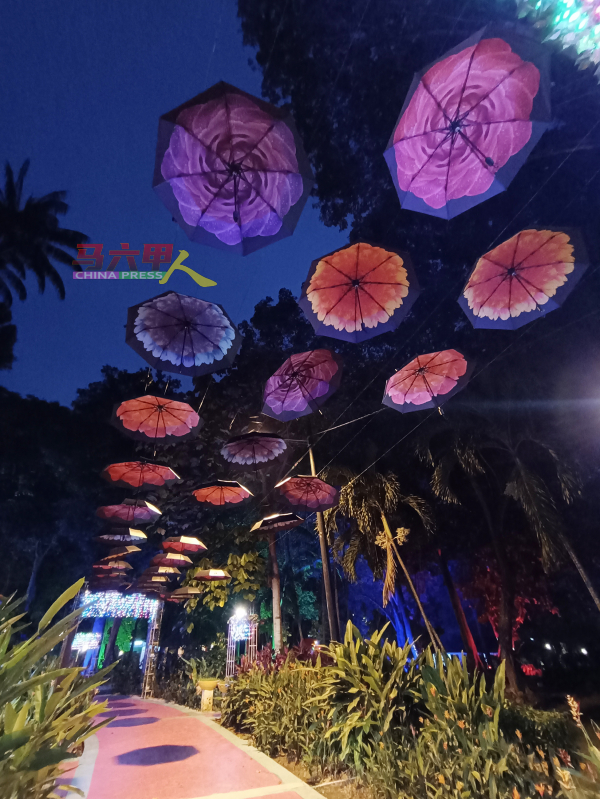 千花园热门打卡点“彩色梦幻雨伞”景点。