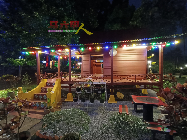 坐落千花园内的马来传统高脚屋，也配置灯光照射，让人眼前一亮。