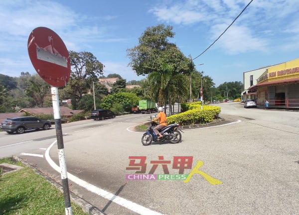 来自晋巷乌达马花园的公路使用者，无视“禁止驶入”的标示，从路口驶出。