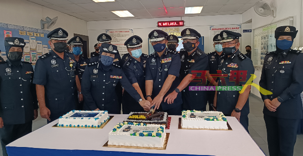 警方各部门主管为第215届警察日共切蛋糕。