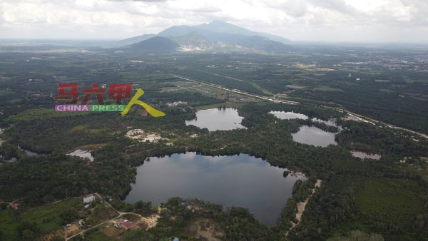 野新县蓝湖私人露营区为马六甲新旅游产品，附近有海拔1276公尺高的金山。