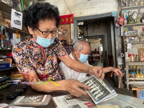 健谈的张顺，毫不吝啬向《中国报》展示求学时期旧照，赖泽明则在一旁默默聆听，还笑称老婆婆年轻时是“samseng婆”。