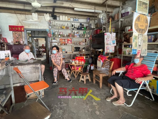 赖泽明（左起）和张顺打开店铺做生意以外，也会与老街坊聊天消磨时间。