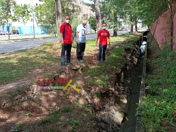 李祥生（左起）、陈劲源及刘志俍巡视沟墙崩塌，影响排水。