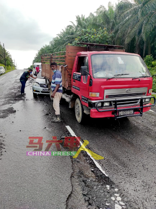 残旧地下输水管破裂引发严重交通意外，为马接峇鲁通往新邦牙令路段敲响警钟。