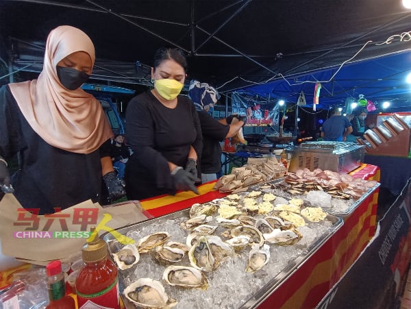 LeyPark周末夜市主打美食，现场备有各式各样的美食让大家品尝。