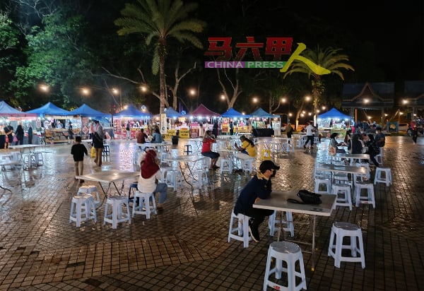 夜市取名LeyPark，谐音为Lepak，意思是闲逛之意，环境广阔空间舒适，让人十分惬意。