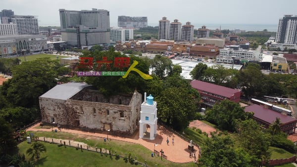 坐落古城核心区巅峰的圣保罗教堂，始建于1521年，如今身后是发展如日中天的马六甲拉也商业区。