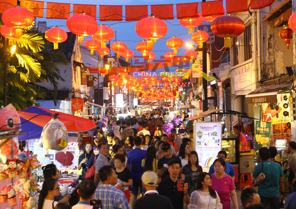 预料鸡场街夜市在5月份的劳动节及开斋节期间，迎来大批外国游客观光。