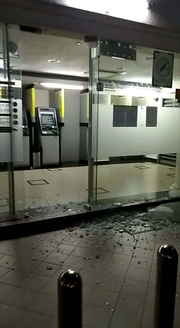银行玻璃门遭流浪汉砸破。