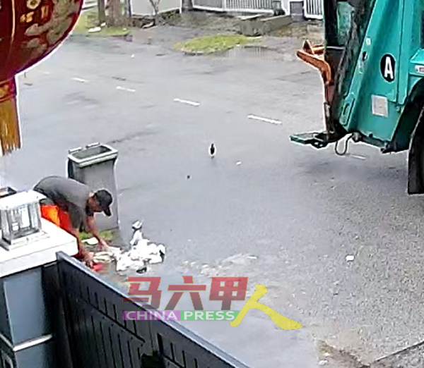 垃圾车工友发现垃圾桶周围遍地垃圾，冒着雨义务协助清理，获得居民赞赏。