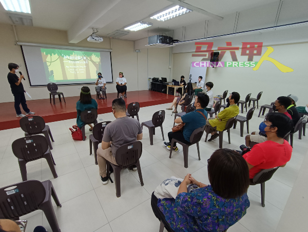 出席“原住民短片放映会”的观众，有幸与原住民进行交流。