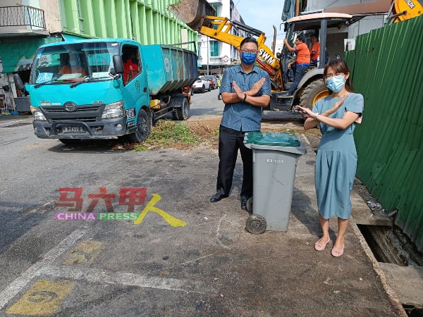 骆慧茹（右起）与高启尧希望商家勿再把垃圾丢在泊车格范围。