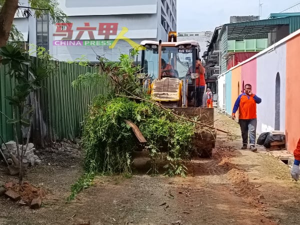 坭机进入后巷进行杂草及为野树工作。