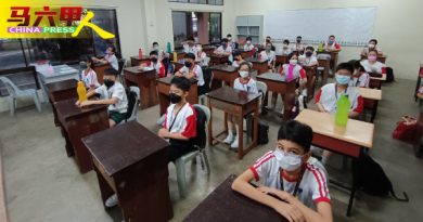 与高三学生上实体课 培中   新生出席率逾90%