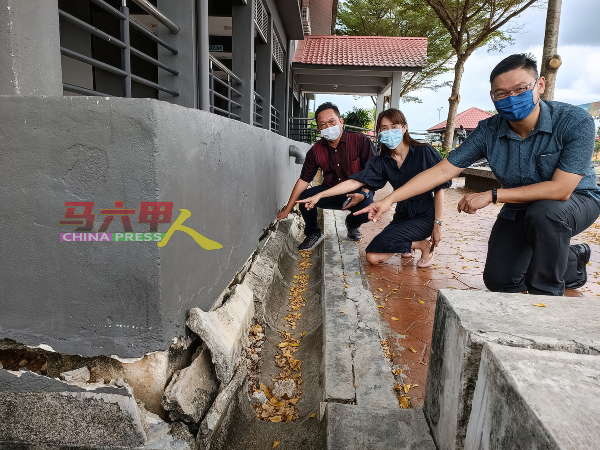 叶汉良（左起）与骆慧茹及高启尧指游船河售票亭建筑已出现严重龟裂的迹象。