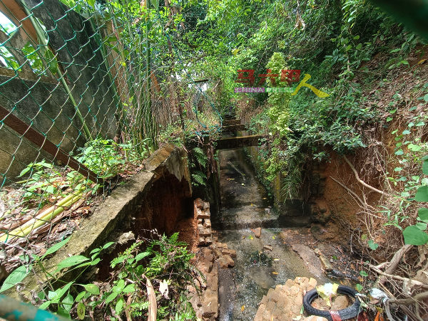 沟渠崩塌出现大窟窿（左边），大约8尺长、5尺高。