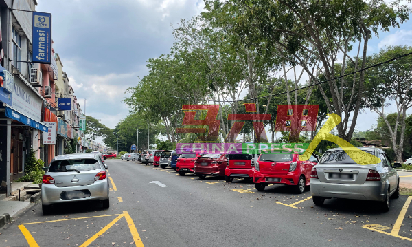 新马六甲2路道路窄小，且时常面对泊车格不足问题。