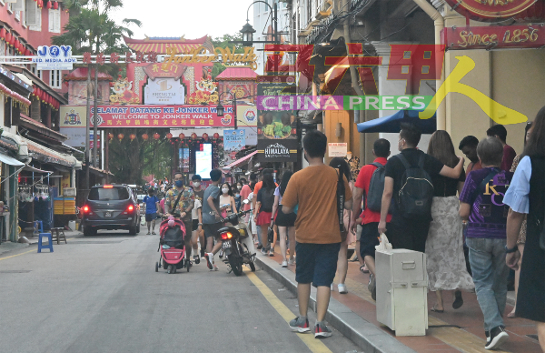 闻名世界的鸡场街文化坊在阴凉的周末，上演人车争路情况。