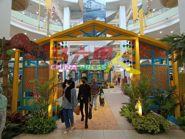 永旺购物商场大厅布置成甘榜花园特色，让国内外游客感受马来甘榜的氛围。