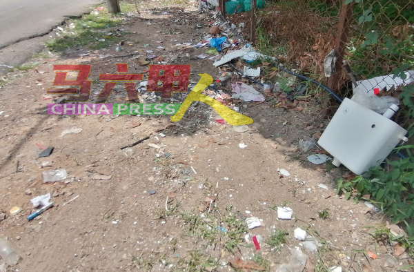 甘榜路边空地堆积垃圾，衍生卫生问题。