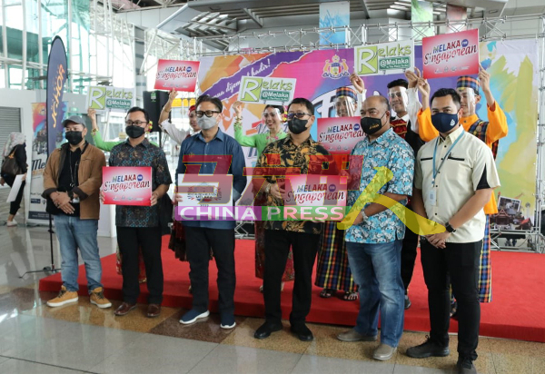 莫哈末纳西尔（右起）、沙阿里峇希隆、贾拉尼、苏海里等，为“新加坡人的马六甲”旅游配套，主持仪式。（照片由甲州旅游局提供）
