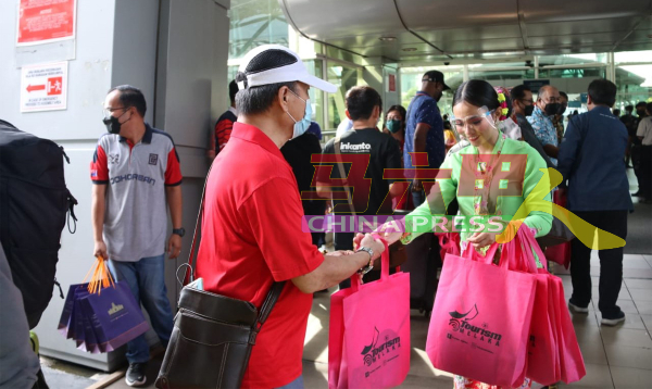 甲州旅游团队积极招揽新加坡游客到甲州观光。（照片由甲州旅游局提供）