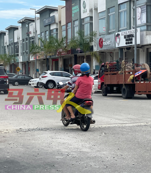 玛琳再也居民协会担心凹凸不平的道路及沙石将绊倒摩哆骑士。