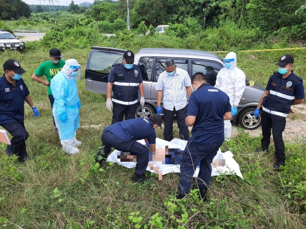 警员准备把女尸抬上警方四轮驱动车。（图警方提供）