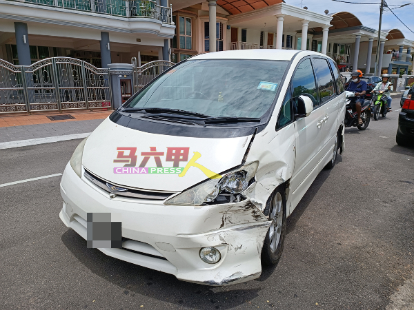7人座丰田休旅车失控撞向三辆停泊在路旁的第二国产车。