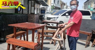老街区奇景气煞人  桌椅水桶  霸泊车格