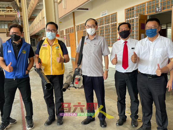马汉顺（左3）参与消毒工作。左起为李宥畯、陈张泽春及韩斌元（右2）等。