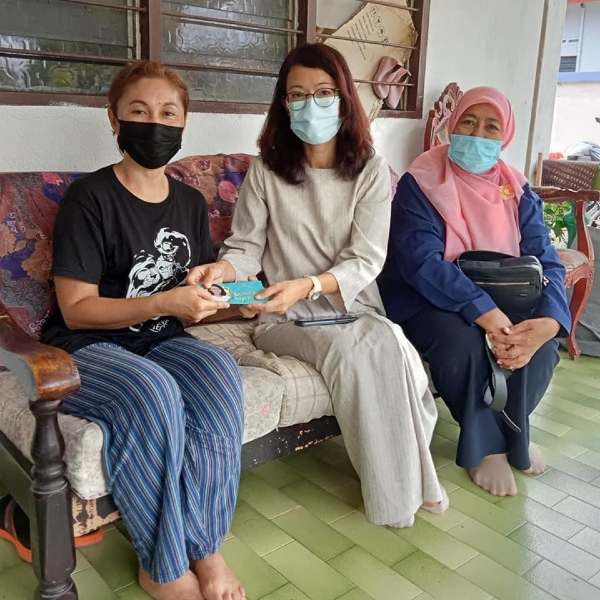 林秀凌（左2起）与亚罗牙也区部妇女组党员哈比巴，移交慰问金给失去女儿的母亲。