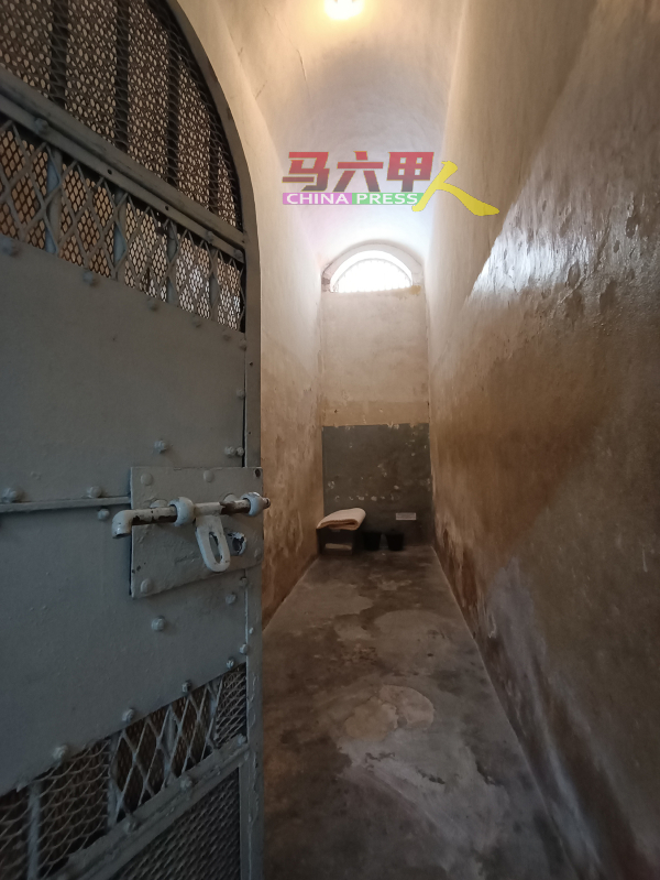 ■重犯的单独牢房，墙壁结实，内部仅有简单的床垫及粪桶。