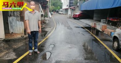 地下水管破裂1个多月 水流满地  路现大小窟窿
