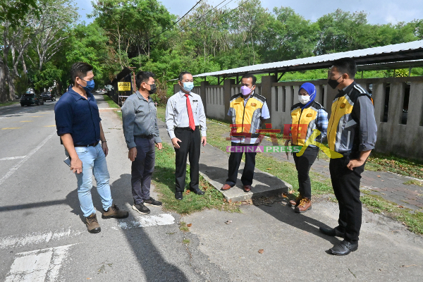 周志明（左起）、林千宏及沈劲杰向公共工程局官员反映安全问题。
