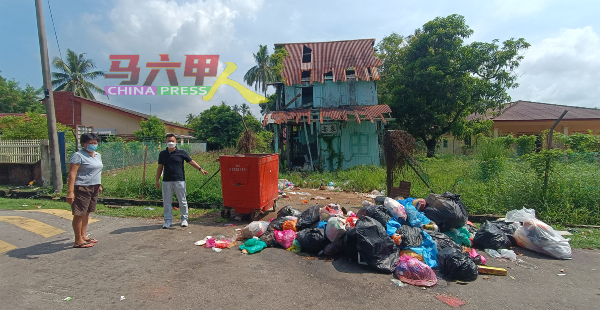 余玉娘（左起）向蔡求伟投诉丹绒吉宁重组村里的垃圾槽成为外来者的垃圾场，异味飘至住家，对家人造成困扰。