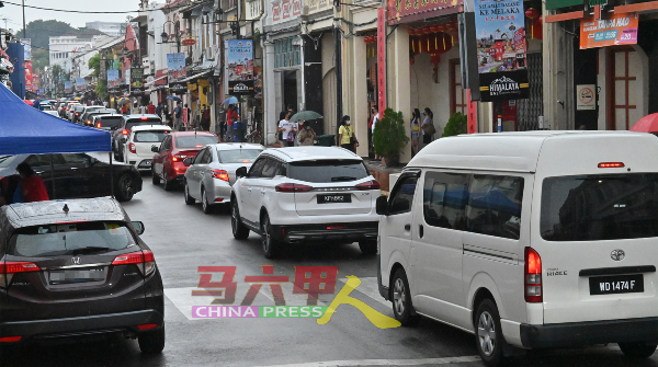 游客涌入鸡场街，导致老街区交通缓慢。