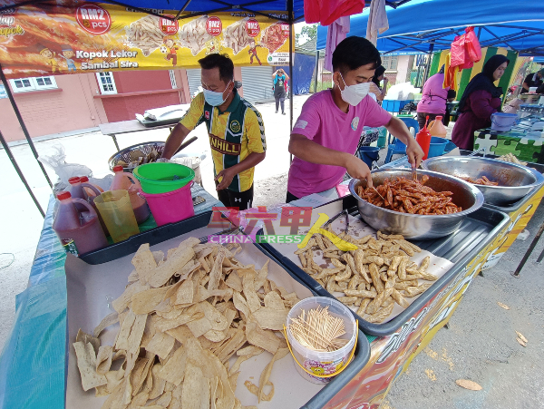 价格实惠的炸鱼条，是马来传统美食。