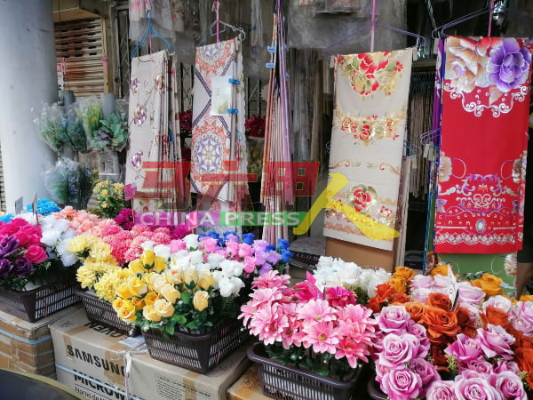 许多马来家庭趁开斋佳节更换家里的桌布，以及购买假花布置住家。