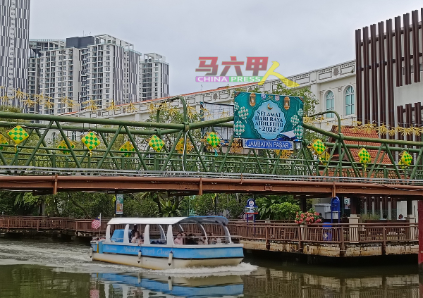 前阵子的巴刹桥是农历新年布置，如今已更换为开斋节布置。