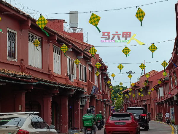 马六甲著名旅游区红屋，抬头遥望尽是密密麻麻的马来菱形粽，气氛浓郁。