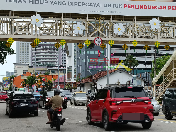 帆露南马街的人行天桥也挂上许多马来菱形粽，像是提醒我国各族群，开斋节将至。