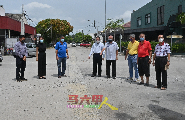 林兴南(右起)、林庆兴、杨柏祥、苏德招、陈志源、蒋再顺,向骆慧茹及林千宏投诉善后工作欠佳。