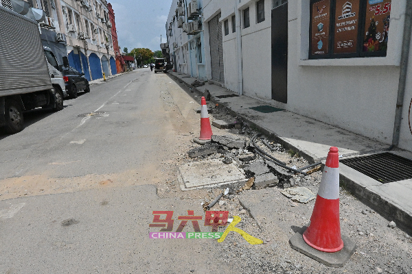 承包商在后巷进行挖路埋置电缆工作,缺乏安全措施。