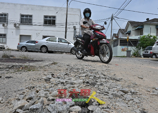 路上满地沙石,危害公路使用者安全,尤其摩哆骑士,很容易滑倒跌伤。